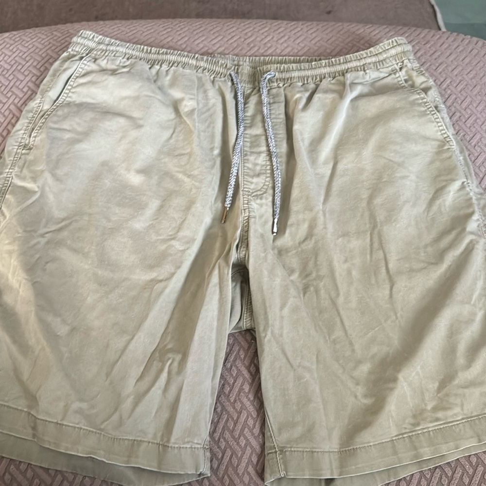 Men’s Tommy Bahama khaki shorts with drawstring.